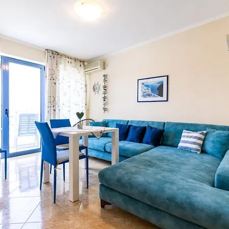 5 Min Walk From The 3 *