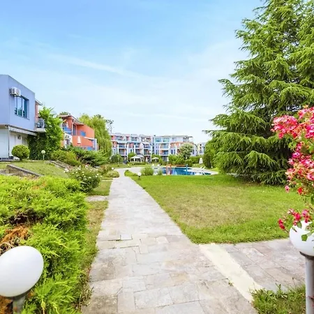 Apartment 5 Min Walk From The 3 *